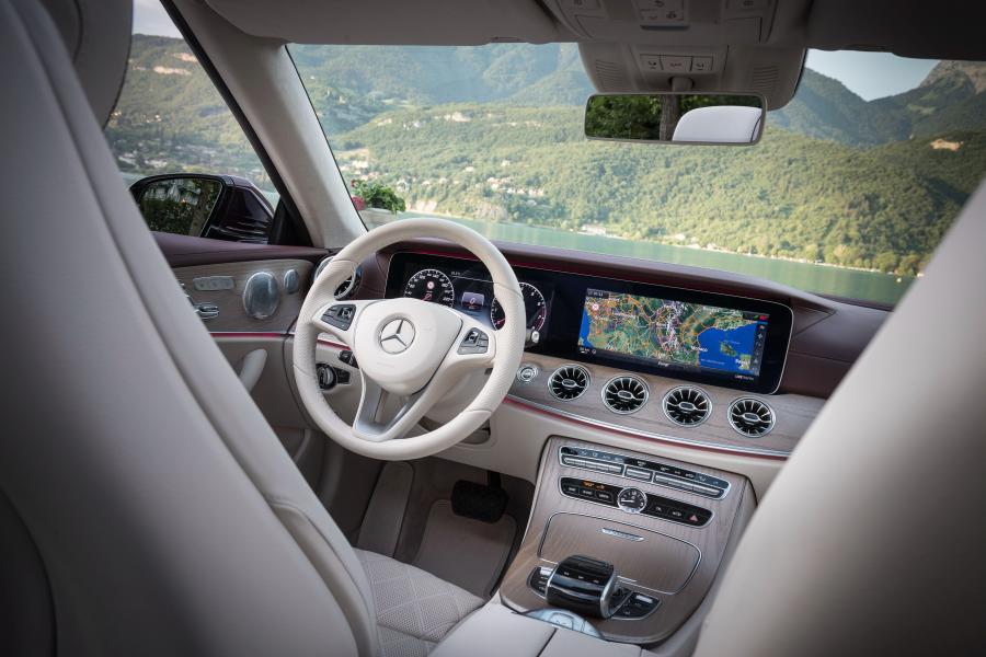 Интерьер Mercedes-Benz E400 Cabriolet 25th Anniversary 2017 года  (WW) (фото 30 из 44)